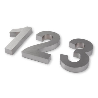Drie Angelo RVS 20cm huisnummers (1, 2 en 3) van yessential.nl worden weergegeven op een wit oppervlak. Elk modern huisnummer heeft een geborstelde zilveren afwerking en een opvallend 3D-ontwerp dat subtiele schaduwen werpt aan de onderkant.
