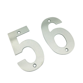 Twee Tonio RVS 10cm metalen huisnummers, 5 en 6, van yessential.nl, gemaakt van geborsteld roestvrij staal met voorgeboorde montagegaten, zijn afgebeeld op een witte achtergrond.
