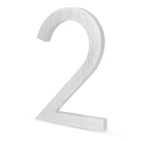 De Milano RVS 15cm van yessential.nl is een 3D metallic nummer 2 met een geborstelde zilveren afwerking, rechtopstaand op een witte achtergrond-perfect als stijlvol, modern huisnummer voor je huis.