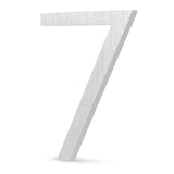 De Milano RVS 15cm van yessential.nl is een metallic nummer zeven met een geborstelde afwerking, rechtopstaand op een witte achtergrond - een ideaal modern huisnummer voor eigentijdse exterieurs.