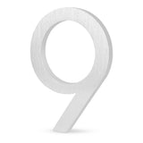 De Milano RVS 15cm is een RVS nummer negen met een geborstelde afwerking, rechtopstaand op een witte achtergrond - ideaal als modern huisnummer voor elk hedendaags huis.