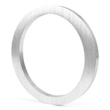 De Milano RVS 15cm van yessential.nl is een platte, ronde metalen ring met een geborsteld zilveren afwerking, rechtopstaand in een hoek op een witte achtergrond - ideaal voor het weergeven van moderne huisnummers.