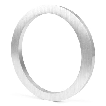 De Milano RVS 15cm van yessential.nl is een platte, ronde metalen ring met een geborsteld zilveren afwerking, rechtopstaand in een hoek op een witte achtergrond - ideaal voor het weergeven van moderne huisnummers.