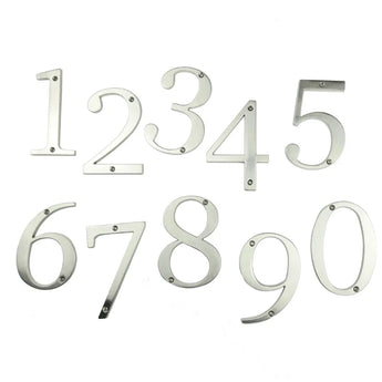 De Matteo Nickel 10cm huisnummers van yessential.nl, in metallic zilver met een geborstelde afwerking en voorgeboorde gaten voor eenvoudige montage, zijn gerangschikt van 0 tot 9 op een witte achtergrond.