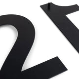 De Adamo Black 30cm huisnummers van yessential.nl zweven zwart op wit en zorgen voor een moderne, stijlvolle uitstraling op je gevel.