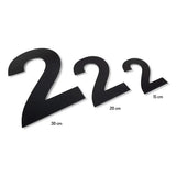 Drie Adamo Black huisnummers van 15 cm van yessential.nl staan naast elkaar in de maten 30 cm, 20 cm en 15 cm. Zo creëer je een modern, opvallend huisnummer zwart voor je huis.