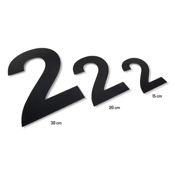Drie Adamo Black huisnummers van 15 cm van yessential.nl staan naast elkaar in de maten 30 cm, 20 cm en 15 cm. Zo creëer je een modern, opvallend huisnummer zwart voor je huis.