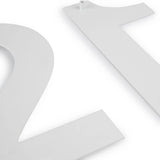 Twee strakke, platte huisnummer uitsnijdingen van yessential.nl liggen op een wit vlak en vormen de cijfers 2 en 1. Ze komen mooi tot hun recht in de moderne Adamo White 20cm afwerking.