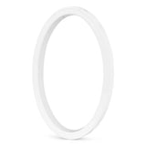 Een effen, gladde, witte cirkelvormige ring staat rechtop tegen een witte achtergrond en weerspiegelt de minimalistische elegantie en verfijnde eenvoud van de Amato White 12,5cm van yessential.nl.