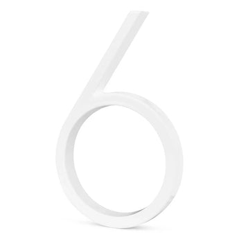 Een driedimensionaal, wit cijfer zes staat rechtop op een effen witte achtergrond en benadrukt de strakke elegantie van het Amato White 12,5cm huisnummer van yessential.nl.