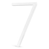 Een strak, driedimensionaal wit nummer 7 uit yessential.nl's Amato White 12,5cm serie, met een strak, modern ontwerp op een effen witte achtergrond - ideaal voor eigentijdse huisnummers.