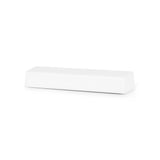 De Amato White 12,5cm van yessential.nl wordt weergegeven tegen een witte achtergrond, die de strakke, moderne esthetiek van huisnummers weerspiegelt.