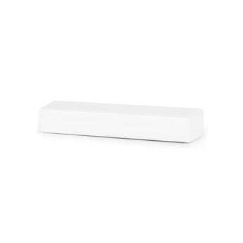 De Amato White 12,5cm van yessential.nl wordt weergegeven tegen een witte achtergrond, die de strakke, moderne esthetiek van huisnummers weerspiegelt.