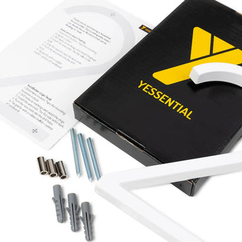 Een zwarte yessential.nl doos, wit instructieblad, twee witte metalen beugels, drie muurschroeven, ankers en afstandhouders worden getoond-ideaal voor het installeren van het Amato White 12,5cm huisnummer. Alle items zijn afgebeeld op een witte achtergrond.