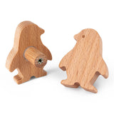 De Bambino Penquin houten kastknoppen van yessential.nl worden geleverd in een set van twee. Gemaakt van lichtgekleurd hout, toont de ene knop de voorkant van de pinguïn en de andere de achterkant van de schroef. Ideaal als kinderkamer meubelknop of pinguïn deurknop.