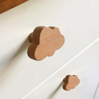 Close-up van een witte commode met Bambino Cloud knoppen van yessential.nl-houten ladeknoppen in de vorm van wolken voegen een speels, grillig tintje toe, waardoor deze meubels perfect zijn voor de kinderkamer.