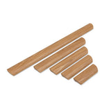 Vijf Lucasso Oak houten deuvels van yessential.nl, ontworpen als houten handgrepen met afgeronde bovenkant en platte onderkant, worden in aflopende volgorde weergegeven op een witte achtergrond.