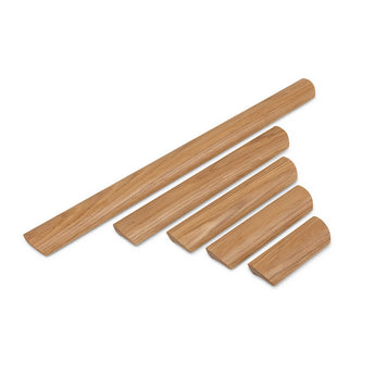 Vijf Lucasso Oak houten deuvels van yessential.nl, ontworpen als houten handgrepen met afgeronde bovenkant en platte onderkant, worden in aflopende volgorde weergegeven op een witte achtergrond.