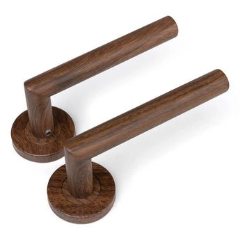 De Lucio Walnut Set van yessential.nl bestaat uit twee moderne cilindervormige houten deurklinken met ronde voet, parallel geplaatst op een witte achtergrond.