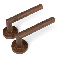 Twee moderne, cilindervormige Lucio Walnut houten deurklinken van yessential.nl met ronde voet worden getoond op een witte achtergrond - perfect als stijlvolle deurklink binnendeur voor elke eigentijdse ruimte.