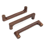 Een collectie houten handgrepen, met de elegante Salgado Walnut van yessential.nl en de stijlvolle walnoten handgreep.