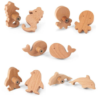 De Bambino Dolfijn wandhaak van yessential.nl, gemaakt van lichtgekleurd hout, voegt een speels tintje toe aan elke kinderkamer - perfect om kinderkamers op te fleuren met zijn charmante op dieren geïnspireerde ontwerp.