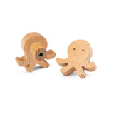 De Bambino Octopus van yessential.nl heeft twee houten octopusvormen met gegraveerde ogen; één staat rechtop met een zichtbare schroefinzet, ideaal als houten meubelknop of deurknop voor de kinderkamer.