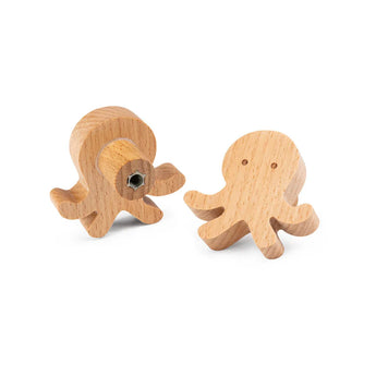 De Bambino Octopus van yessential.nl heeft twee houten octopusvormen met gegraveerde ogen; één staat rechtop met een zichtbare schroefinzet, ideaal als houten meubelknop of deurknop voor de kinderkamer.