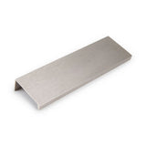 De Enzo RVS van yessential.nl is een rechthoekige geborstelde metalen kasttrekhendel in RVS kleur, met een plat oppervlak en rechthoekige uiteinden - ideaal voor fans van profielhandgrepen en minimalistisch design.