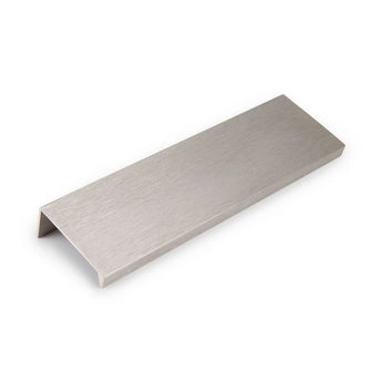 De Enzo RVS van yessential.nl is een rechthoekige geborstelde metalen kasttrekhendel in RVS kleur, met een plat oppervlak en rechthoekige uiteinden - ideaal voor fans van profielhandgrepen en minimalistisch design.