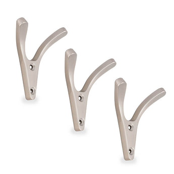 Drie Vilano Taupe kapstokhaakjes van yessential.nl, elk met twee tanden en een V-vormig ontwerp, zijn diagonaal geplaatst op een witte achtergrond. Elke haak heeft twee schroefgaten voor een veilige bevestiging aan de muur.
