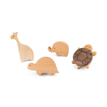 De Bambino Octopus van yessential.nl - een charmant houten octopusspeeltje - geeft een speels tintje aan de kinderkamer. Hij is gemaakt van kwaliteitshout en past prachtig bij elke houten meubelknop of moderne inrichting.