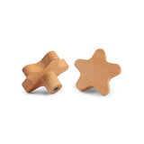 De Bambino Star houten knoppen van yessential.nl zijn ideaal als kinderkamer knopjes. De ene knop staat rechtop en toont de vijfpuntige stervorm, terwijl de andere knop op zijn kant ligt en een metalen inzetstuk onthult voor bevestiging.