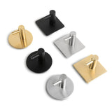 Vier Rudro Hooks 3M van yessential.nl in metallic goud, zilver en zwarte afwerking met ronde of vierkante achterplaten worden weergegeven op een wit oppervlak. Elke zelfklevende haak heeft een slank cilindrisch pinontwerp.