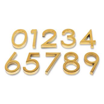 Silvio Gold 60mm van yessential.nl: een set goudkleurige, 3D-cijfers 0-9 (6 cm) met sterke lijm, gerangschikt in twee rijen op wit. Perfect als plakcijfers voor creatieve projecten.