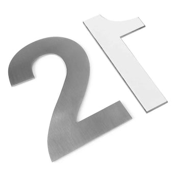Het Animo RVS 15cm (zonder boor) huisnummer van yessential.nl heeft een groot metalen cijfer 2 en een wit cijfer 1 op een witte achtergrond, in een hoek geplaatst - ideaal om je voordeur stijlvol te nummeren.