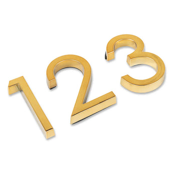 Drie glanzend gouden huisnummers-1, 2 en 3 uit de Silvio Gold 60mm set van yessential.nl liggen naast elkaar op een wit oppervlak. Deze plakcijfers hebben een modern design en reflecteren het licht prachtig.