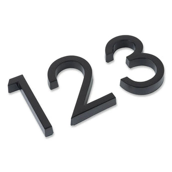 De Silvio Black 60mm cijfers van yessential.nl zijn driedimensionaal en gerangschikt op een witte achtergrond. Deze zwarte plakcijfers zien er strak en modern uit en werpen subtiele schaduwen voor een stijlvol effect.