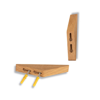 Twee houten driehoekige Fabio Oak beugels worden getoond - de ene plat met schroeven en gele muurpluggen, de andere rechtop zodat de gaten met sleuven zichtbaar zijn. Dit minimalistische ontwerp voegt een strakke, moderne touch toe aan elke entree.