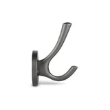 De Eduardo Gunmetal van yessential.nl is een stijlvolle jashaak in modern gunmetal, met twee gebogen tanden - de ene langer dan de andere - op een ronde basis, tegen een witte achtergrond.