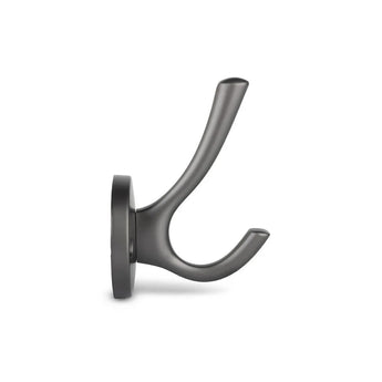 De Eduardo Gunmetal van yessential.nl is een stijlvolle jashaak in modern gunmetal, met twee gebogen tanden - de ene langer dan de andere - op een ronde basis, tegen een witte achtergrond.