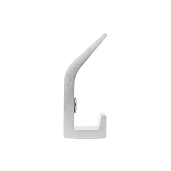 Een zijaanzicht van een moderne, minimalistische Huso RVS metalen wandhaak (set van 10) van yessential.nl, met een geborstelde afwerking en gebogen design-ideaal als kapstokhaakjes-geïsoleerd op een witte achtergrond.