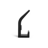Een set van 10x Huso Black, minimalistische L-vormige kapstokhaken van yessential.nl met schuine bovenarmen, afgebeeld tegen een effen witte achtergrond.
