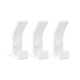 Tien identieke Huso White haken van yessential.nl met een modern, hoekig ontwerp en centraal afgerond detail staan op een rij. Ideaal voor een subtiel accent in elk Scandinavisch interieur.