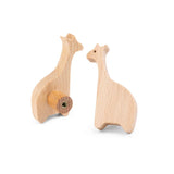 De Bambino Giraffe van yessential.nl heeft twee houten haken in de vorm van een giraffe met een gladde, natuurlijke afwerking - ideaal als houten meubelknop giraf of unieke meubelknop kinderkamer, die speelse charme toevoegt aan elke kinderkamer.