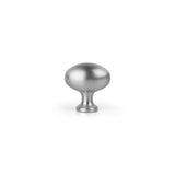 De Agero RVS Knop Deluxe van yessential.nl is een ronde, geborstelde metalen knop met een korte steel en een gladde, licht gewelfde bovenkant, afgebeeld tegen een effen witte achtergrond.