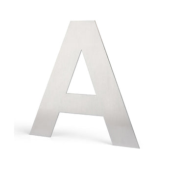 De Adamo RVS 15cm van yessential.nl is een rechtopstaande, metalen hoofdletter A met een gladde, geborstelde afwerking, tegen een effen witte achtergrond en met een subtiele schaduw.