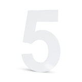De Adamo White 30cm van yessential.nl is een groot, wit nummer 5 in een moderne stijl, rechtopstaand tegen een effen achtergrond - ideaal voor iedereen die op zoek is naar grote huisnummers wit.