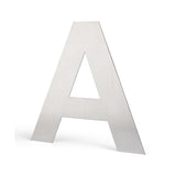 Een grote, geborsteld zilveren Adamo RVS 20cm letter A van yessential.nl staat rechtop tegen een witte achtergrond en doet denken aan moderne design huisnummers voor stijlvolle buitenruimtes.