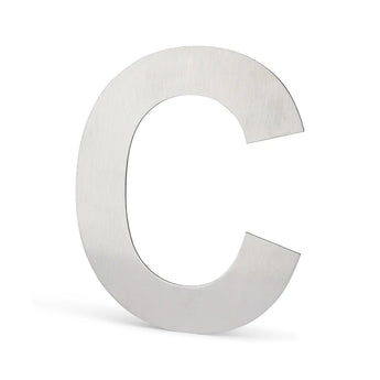 Een grote, metalen letter C staat rechtop tegen een effen witte achtergrond, die lijkt op de Adamo RVS 20cm van yessential.nl met zijn strakke, zwevende ontwerp.